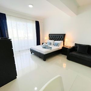 Deluxe Queen Studio